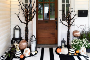Front porch decorated for Halloween